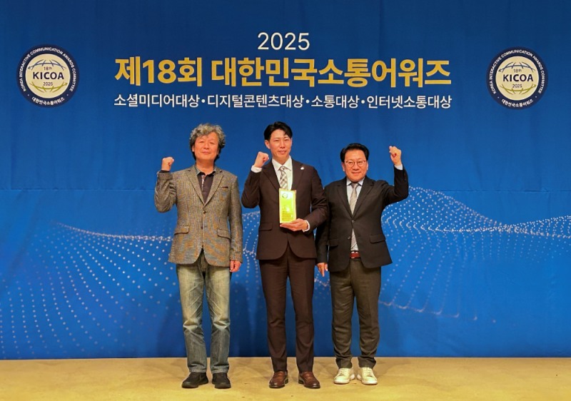 한국교통안전공단 고경호 대외협력실장(사진 가운데)이 기념 사진을 찍고 있는 모습.(사진=TS)