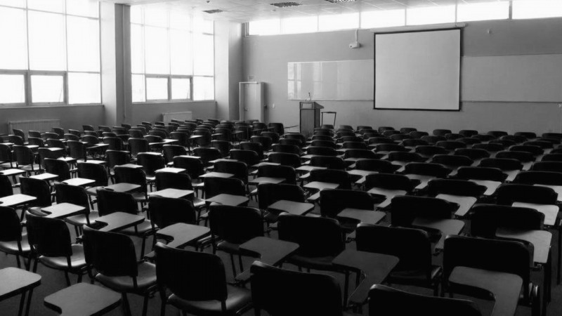 지연정·문명현·박지호·김명주/영남대·이화여대·경희대(2023) 연구에 따르면 대학생 467명 중 28.9%가 학교폭력을 목격하고 8.6%가 피해를 경험했으며, 피해자 97.5%가 신고하지 않은 것으로 나타났다. 연구진은 대학의 위계문화와 권력관계가 폭력을 재생산한다고 진단하며 교육·인식·권력구조·개인 차원의 종합 대책이 시급하다고 강조했다. / 이미지 디자인=로이슈 AI 디자인팀