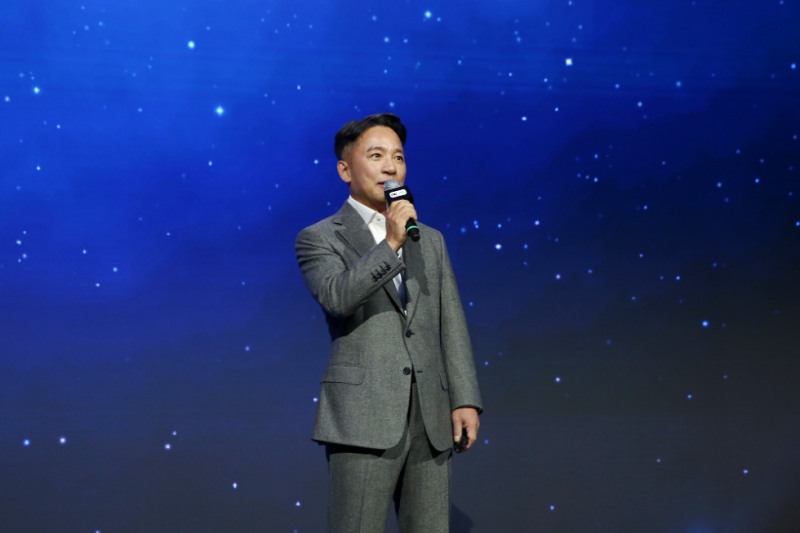 엔씨소프트 김택진 최고창의력책임자(CCO)가 지스타 2025 오프닝 세션에서 기조연설을 진행하고 있다. 사진=엔씨소프트