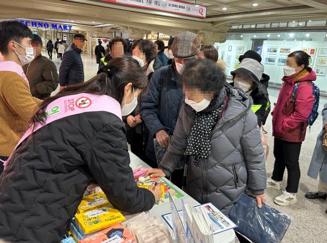 작년에 진행된 음주 폐해 예방 캠페인 진행 모습