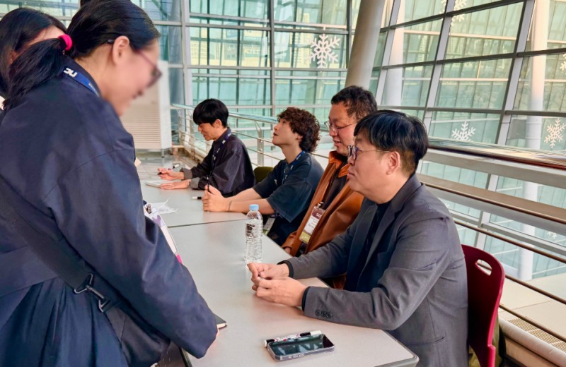 지난 13일 부산 벡스코에서 열린 지콘 2025에서 대담을 마친 라운드8 스튜디오의 진승호 디렉터(맨 왼쪽부터), 최지원 디렉터, 권병수 내러티브 디렉터, 이상균 디렉터가 현장 팬사인회를 진행하고 있다. 사진=네오위즈