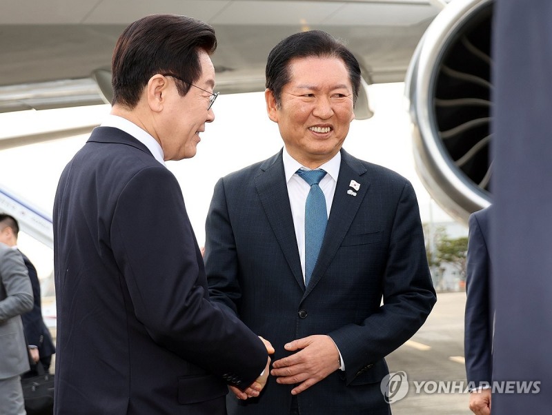 대화 나누는 이재명 대통령과 정청래 대표(사진=연합뉴스)