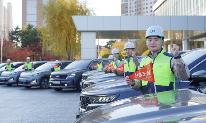 한국국토정보공사는 업무용 차량에 ‘산불조심’ 깃발을 설치하고 지적측량 서비스를 진행한다.(사진=한국국토정보공사)