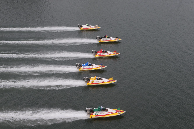 미사 경정장에서 선수들이 물보라를 일으키며 질주하고 있다. (사진=국민체육진흥공단)