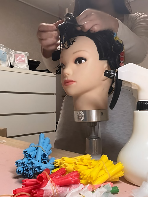 원호받은 미용도구로 실기 대회 연습중인 대상자.(제공=부산보호관찰소)