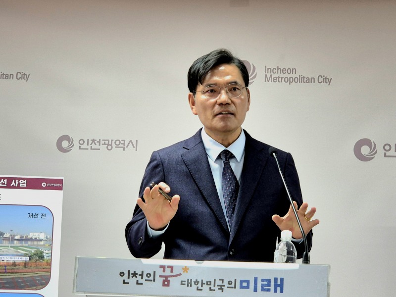인천시 김준성 글로벌도시국장 18일 인천시청 브리핑룸에서 "현안사업 추진사항 공유" 기자회견을 하고 있다.