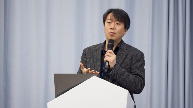 김태윤 SK텔레콤 파운데이션 모델 담당이 개발 중인 AI 모델을 주제로 발표하고 있다. 사진=SK텔레콤