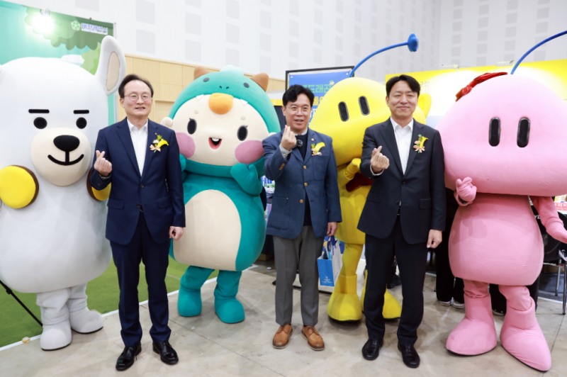 19일 대전컨벤션센터에서 열린 ‘2025 KB굿잡 대전일자리 페스티벌’에서 (왼쪽부터) 이환주 KB국민은행장, 김영훈 고용노동부 장관, 최성아 대전광역시 정무경제과학부시장이 기념촬영을 하고 있다. 사진=KB국민은행