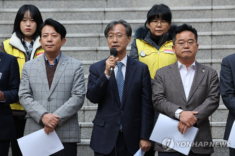 유동수 (가운데) 국회의원 (사진=연합뉴스)