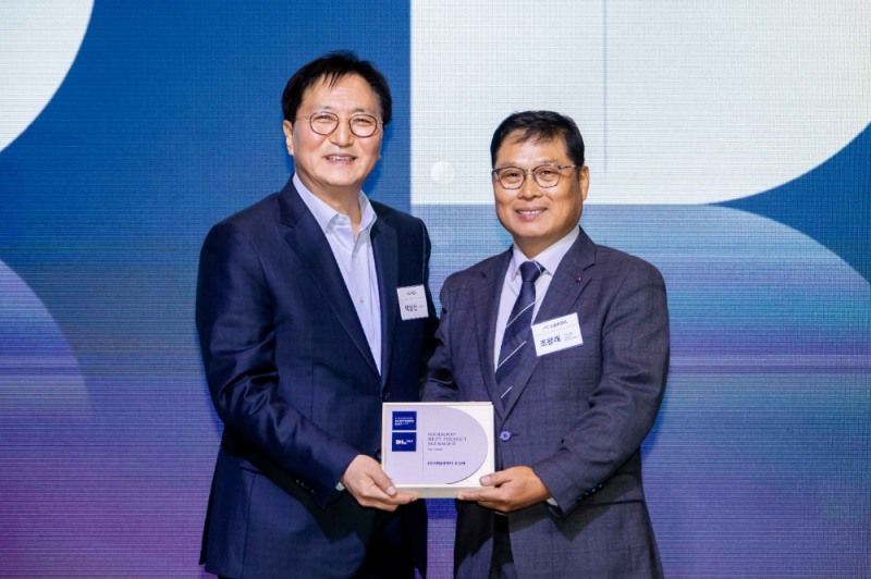 11월 17일 서울 여의도 글래드호텔에서 열린 ‘한숲 파트너스 데이’ 행사에서 DL이앤씨 박상신 대표(왼쪽)와 태일씨앤티 조왕래 소장이 기념 촬영을 하고 있다.(사진=DL이앤씨)