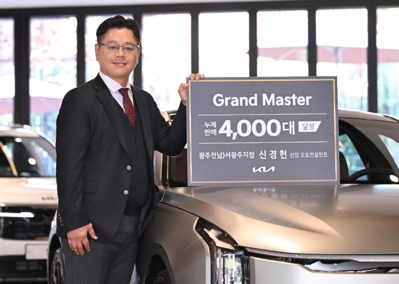기아 신경헌 선임 오토컨설턴트가 Kia 360에서 기념 촬영을 하는 모습.(사진=기아)
