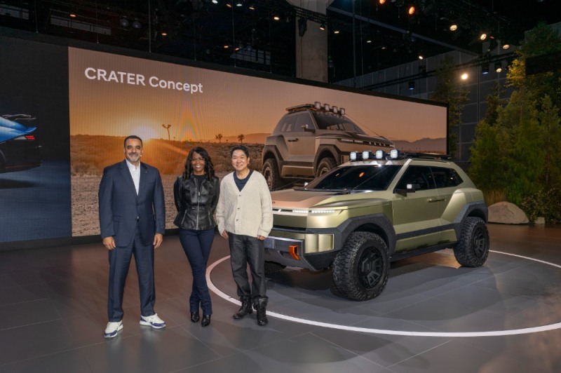 (왼쪽부터) 현대차 북미권역본부장 랜디 파커(Randy Parker) CEO와 현대차 북미 제품 담당 임원 올라비시 보일(Olabisi Boyle), 현대제네시스글로벌디자인담당 이상엽 부사장이 ‘크레이터’와 함께 기념 촬영을 하고 있는 모습.(사진=현대자동차)