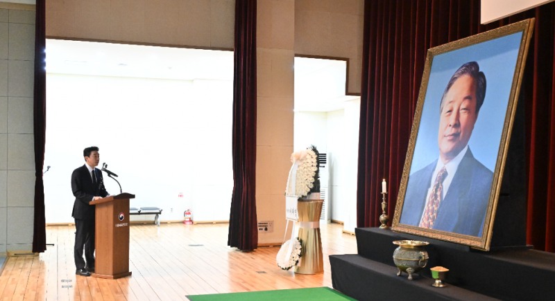 대통령 추모사 대독하는 강훈식 비서실장(사진=연합뉴스)