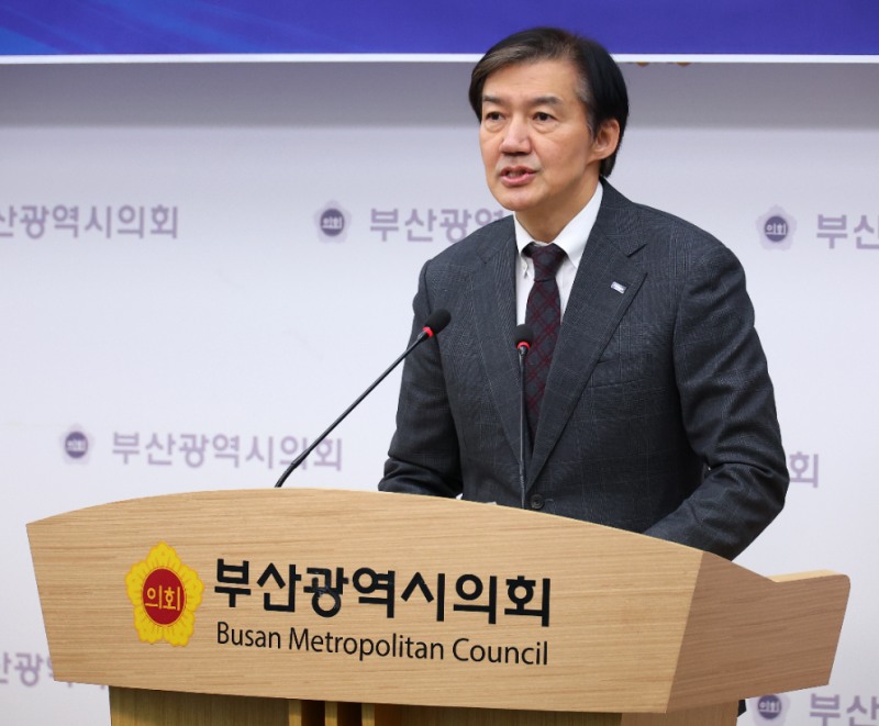 부산에서 기자회견 하는 조국(사진=연합뉴스)