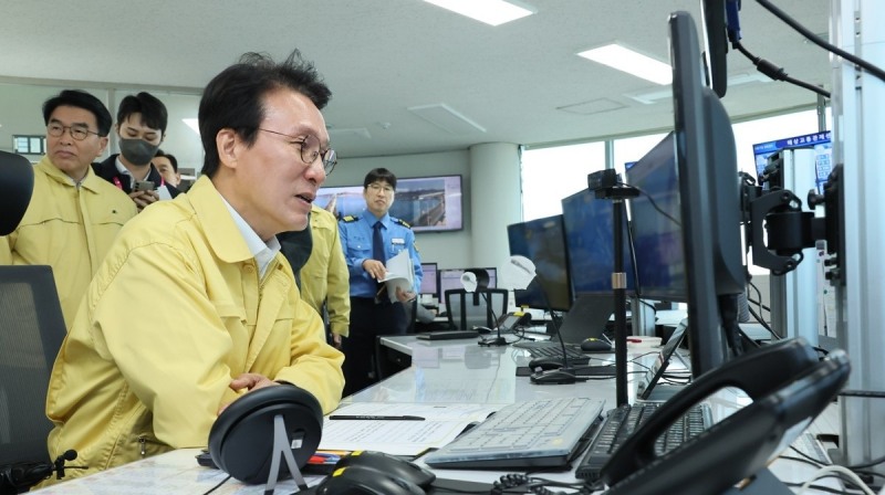 인천항 VTS 찾은 김민석 국무총리, 관제업무 현장점검(사진=연합뉴스)