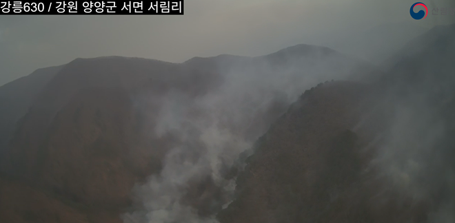 산불진화 헬기 산불 진화 중.(제공=산림청)