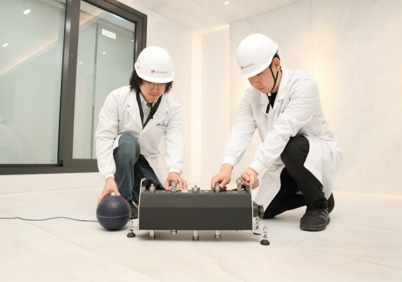 서울 마곡에 위치한 LX하우시스 연구소에서 연구원들이 바닥충격음 테스트를 진행하고 있는 모습.(사진=LX하우시스)