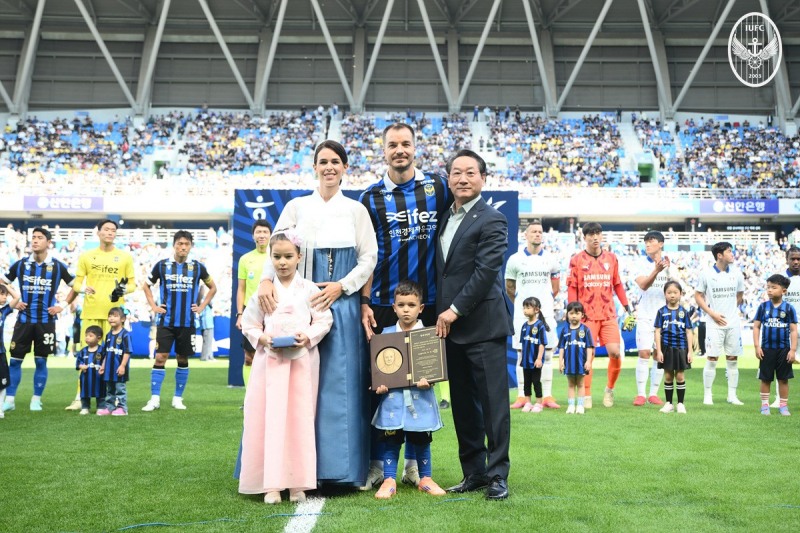 2025년 10월 8일 유정복 인천시장이 대 수원 삼성선 경기에 앞서스테판 무고사 선수에게 '인천광역시 명예시민증'을 수여했다. / 인천시청