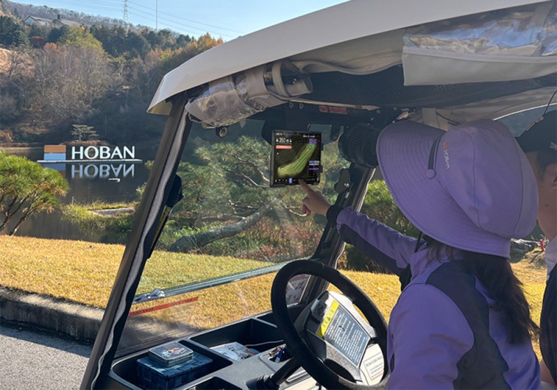 서서울CC 관계자들이 브이골프가 탑재된 단말기로 골프장 코스를 살펴보고 있다.(사진=호반그룹)