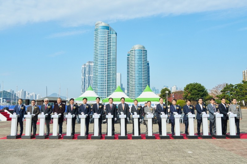 (왼쪽 일곱 번째부터 오른쪽으로) 주진우 국회의원, 안성민 부산시 의회 의장, 박형준 부산시장, 이성용 아이파크마리나 대표, 정경구 HDC현대산업개발 대표.(사진=HDC현대산업개발)