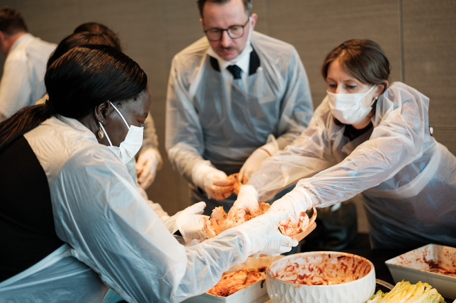 지난 21일 열린 롯데호텔앤리조트의 ‘김치의 날 외교 오찬 행사’에서 각국 대사들이 김장 체험을 하고 있다.(사진=롯데호텔앤리조트)