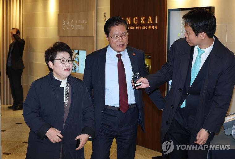 송석준 (가운데) 국회의원 (사진=연합뉴스)