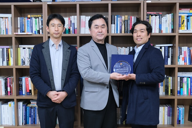 보건복지부 공무원노동조합 정승문 위원장(오른쪽)이 김종민 국회의원(가운데)에게 감사패를 전달 후 함께 기념촬영을 하고 있다.(사진제공=보건복지부 공무원노동조합)