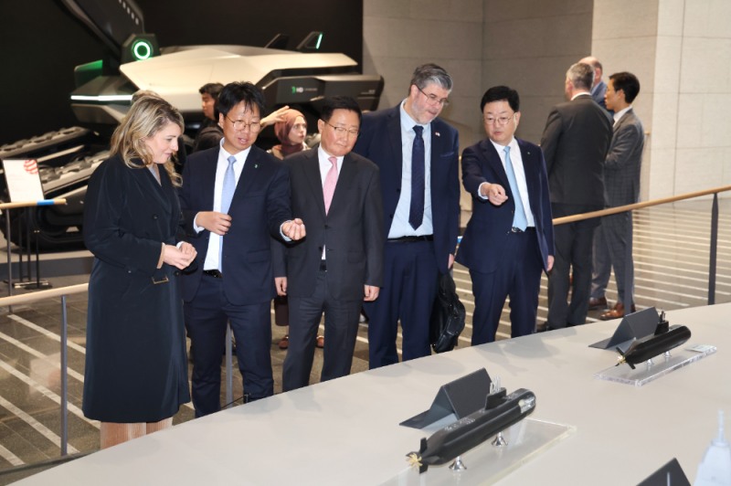 25일(화), 멜라니 졸리(Melanie Joly) 캐나다 산업부 장관과 필립 라포튠(Philippe Lafortune) 주한 캐나다 대사 일행이 HD현대 조석 부회장, HD현대중공업 주원호 사장과 함께 HD현대 글로벌R&D센터에서 미래형 선박·잠수함·호위함 등 함정 모형을 둘러보고 있다.(사진=HD현대)