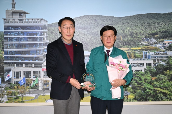 노영진 국민건강보험공단 기장지사장(좌측)이 정종복 기장군수(우측)에게 감사패를 전달하고 기념촬영.(사진제공=부산 기장군)