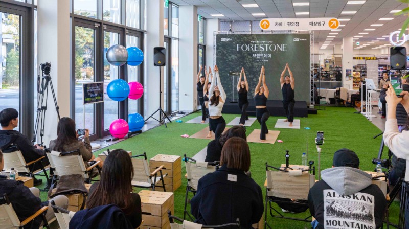 KCC글라스 홈씨씨가 지난 22일 하이엔드 웰니스 바닥재 '포레스톤' 브랜드데이 행사를 진행했다. 이날 행사에는 인플루언서와 일반 고객 등 30여 명이 참석했다.(사진=KCC글라스)