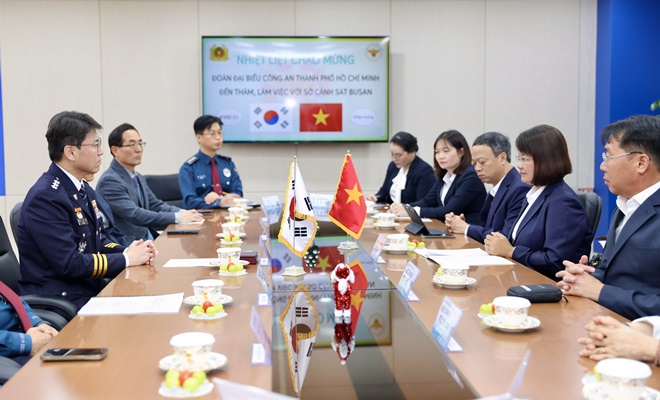 왼쪽 정복 경찰관(엄성규 부산경찰청장), 청장 맞은편 '쩐 티 낌 풍' 베트남 호치민시 공안청 부청장 등이 대화의 자리를 마주하고 있다.(사진제공=부산경찰청)