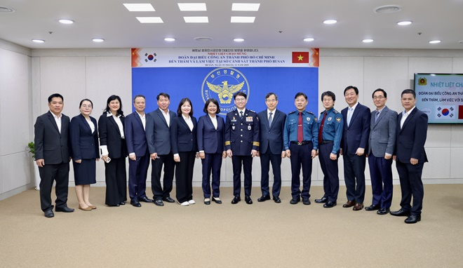 중앙 좌측 쩐 티 낌 풍(베트남 호찌민시 공안청 부청장) 등 대표단 7명, 중앙 우측 엄성규 부산경찰청장 등 부산경찰 관계자 6명, 호찌민시 공안청 대표단 1명이 기념촬영.(사진제공=부산경찰청)