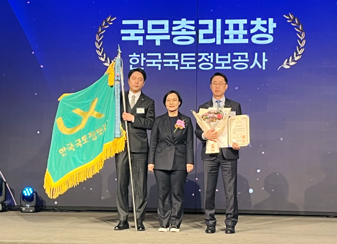 한국국토정보공사 고재학 기획혁신본부장(오른쪽)과 중소벤처기업부 한성숙 장관(가운데)이 국무총리표창 수상 후 기념촬영을 하고 있다.(사진=한국국토정보공사)