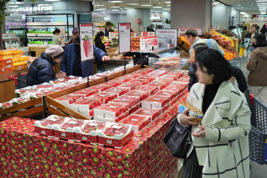 롯데마트, 겨울 기획전 통해 딸기 및 시즌 상품 행사 진행