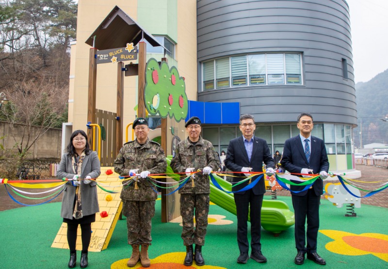 문갑 호반건설 경영부문대표(오른쪽 두번째)와 육군 3군단장 등 관계자들이 전달식에서 기념 촬영을 하고 있다.(사진=호반그룹)
