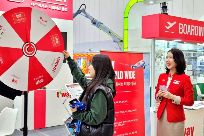 26일(수)부터 3일간 대구 엑스코에서 개최된 '2025 대한민국 미래공항 엑스포'에서 티웨이항공 홍보부스를 방문한 관람객이 이벤트에 참여하고 있다.(사진=티웨이항공)