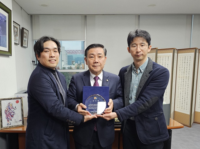 정승문 위원장(좌측)이 백종헌 의원(가운데)에게 감사패를 전달하고 기념촬영.(사진제공=백종헌의원실)