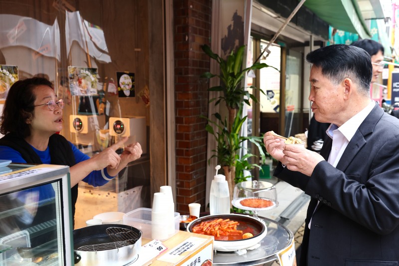 이쿠노코리아타운 한인상인과 대화하는 김경협 청장