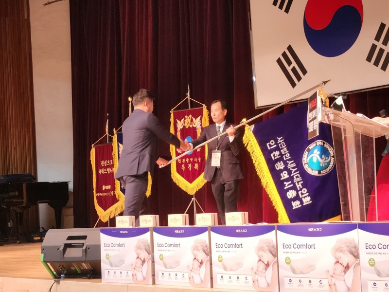 가용섭 총회장이 새시대노인회 인천시총회 기를 전달받고 있다.