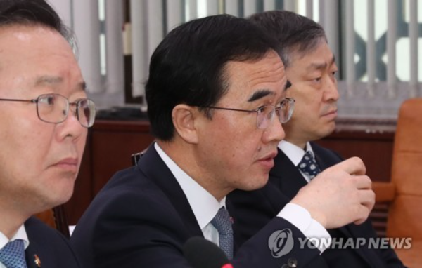 물마시는 조명균.(사진=연합뉴스)