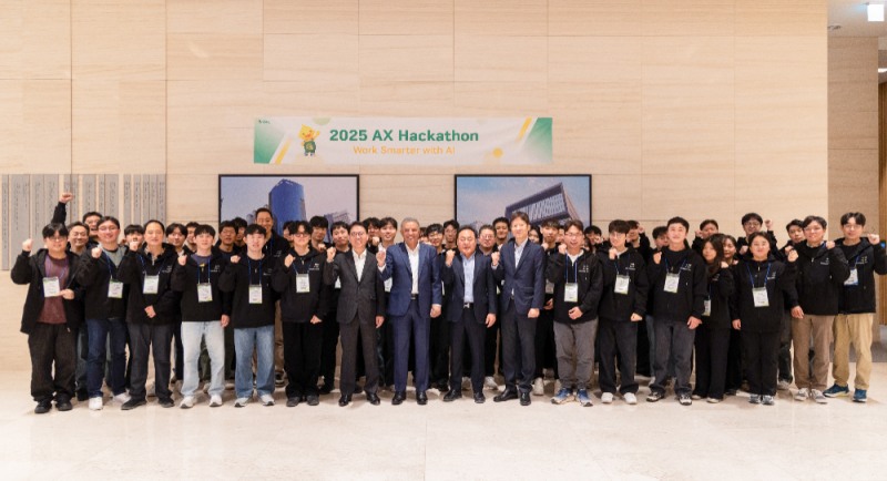 안와르 알 히즈아지 CEO(앞줄 왼쪽에서 8번째)가 사내 AX 해커톤 대회 참가자들과 기념촬영을 하고 있다.(사진=에쓰오일)