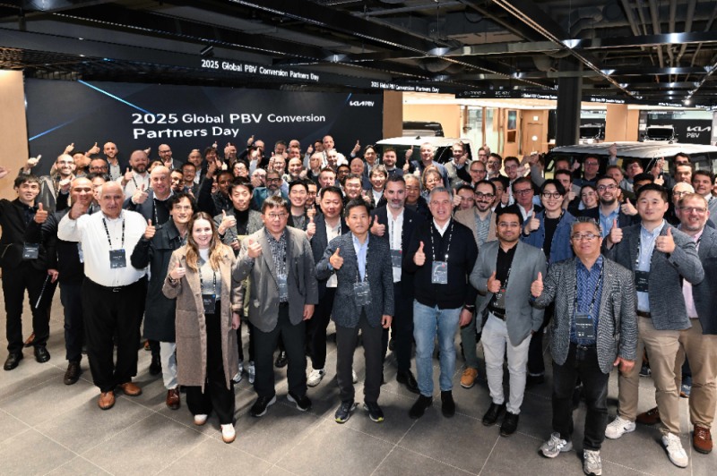 '2025 글로벌 PBV 컨버전 파트너스 데이'에서 기아 PBV비즈니스사업부 김상대 부사장(첫줄 왼쪽에서 3번째)과 글로벌 특장업체 관계자들이 기념 촬영하는 모습.(사진=기아)