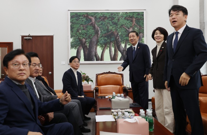 회동하는 여야 원내대표.(사진=연합뉴스)