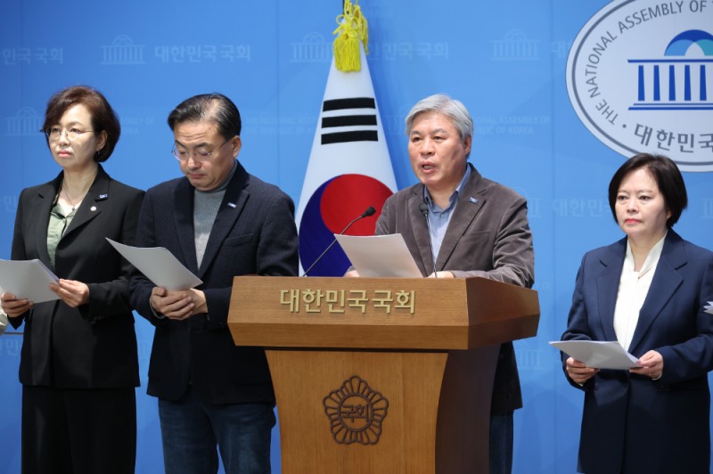 30일 서울 여의도 국회 소통관에서 조국혁신당 서왕진 원내대표 등 의원들이 '박성재 전 법무부장관의 조국혁신당 정치사찰' 주장 관련 기자회견을 하고 있다.(사진=연합뉴스)