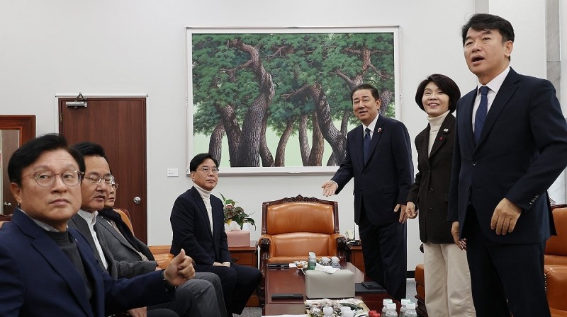 회동하는 여야 원내대표(사진=연합뉴스)