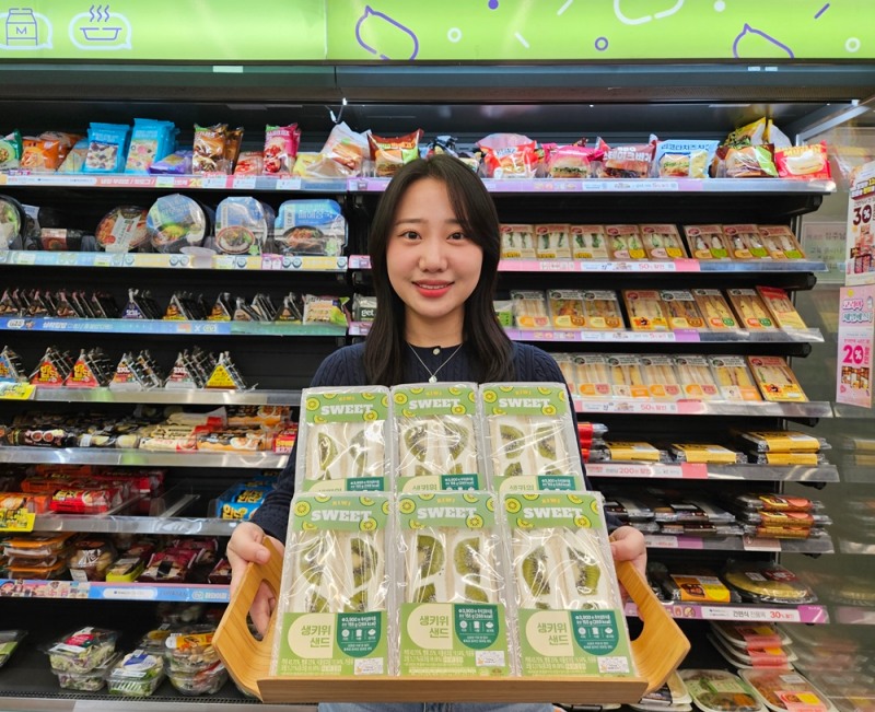 CU, 국내산 참다래 활용 생과일 샌드위치 시리즈 출시