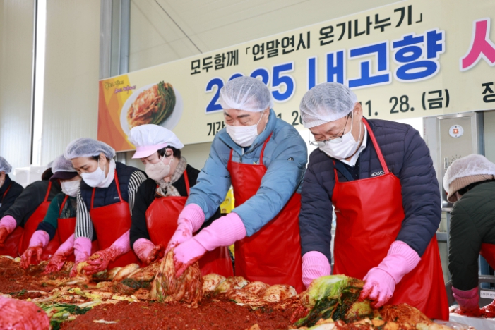 김장 김치를 버무리는 구복규 화순군수
