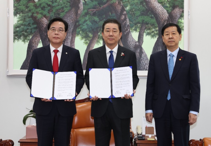 2026년도 예산안 처리 합의문 서명한 여야 원내대표(사진=연합뉴스)