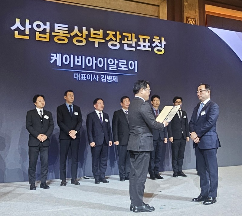 지난 1일 김병제 KBI알로이 사장이 ‘제11회 중견기업인의 날’ 산업통상부장관표창을 수상하는 모습.(사진=KBI그룹)
