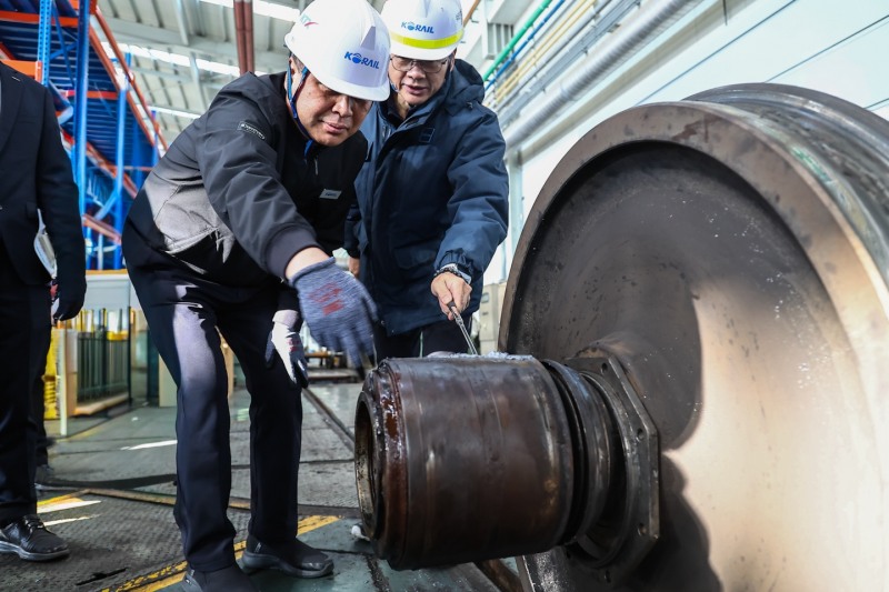 정래 코레일 사장직무대행(사진 가운데)이 1일 경기도 고양의 KTX 차량기지를 찾아 동절기에 대비해 KTX 베어링 등 주요 부품을 점검하고 있다.(사진=코레일)